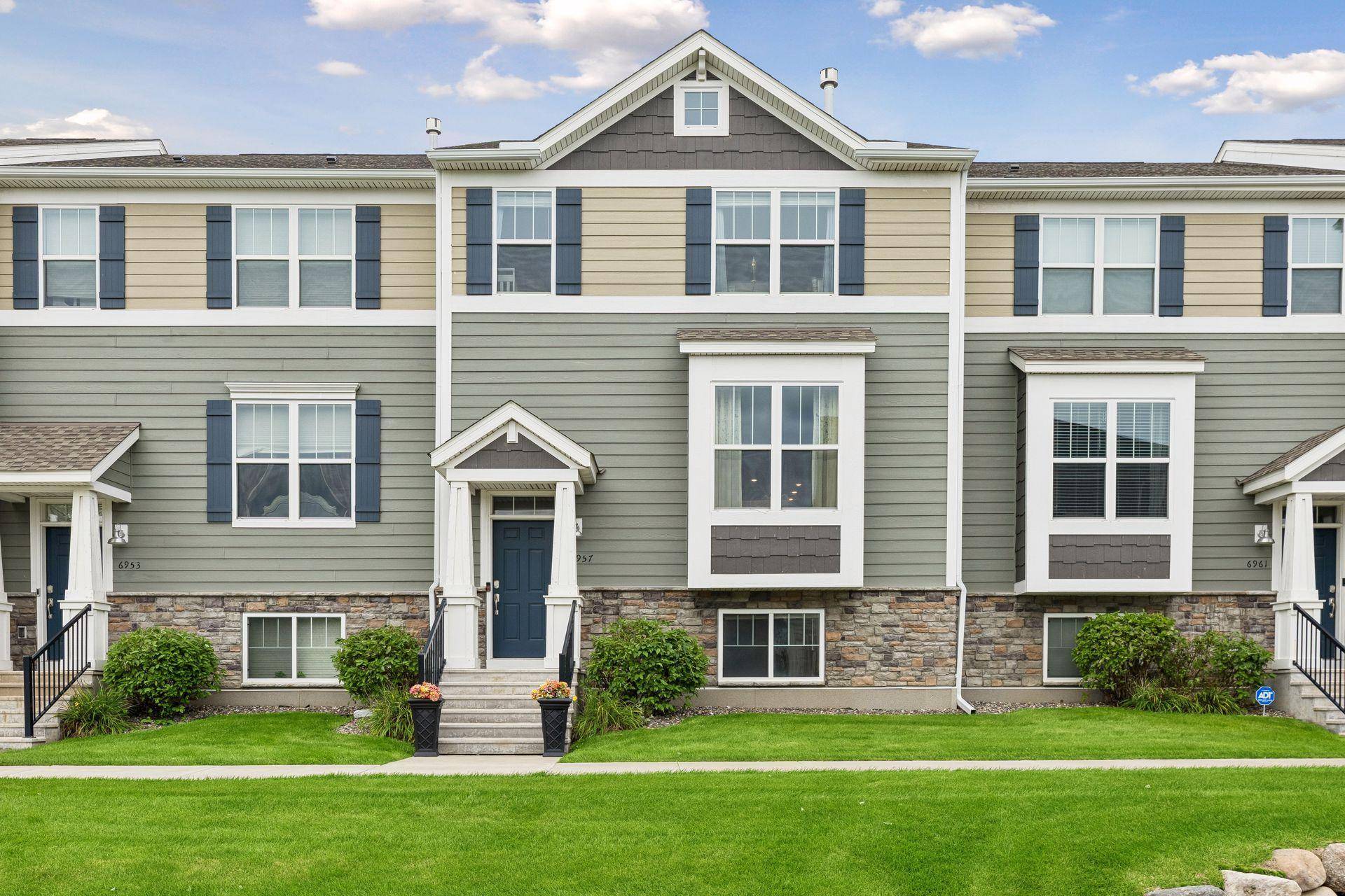 6957 W Locke Pointe DR NE, Fridley, MN 55432