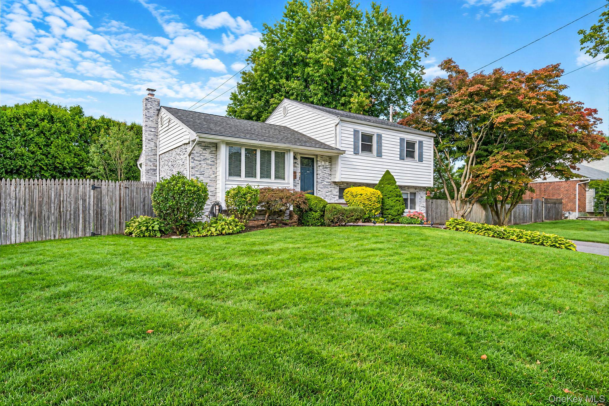17 Marlowe PL, Greenlawn, NY 11740