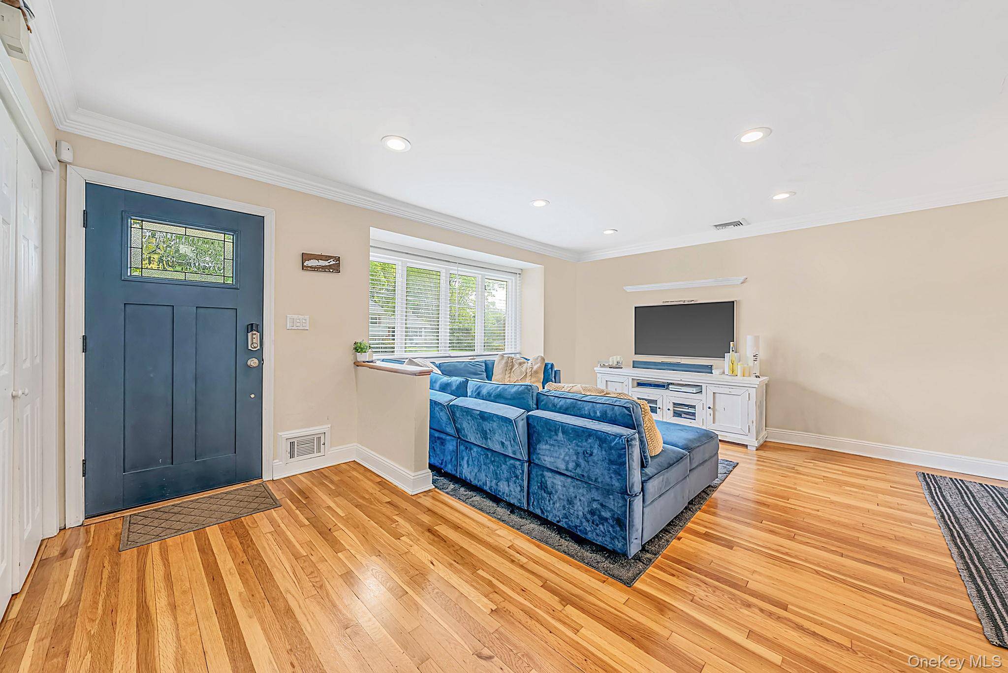 17 Marlowe PL, Greenlawn, NY 11740