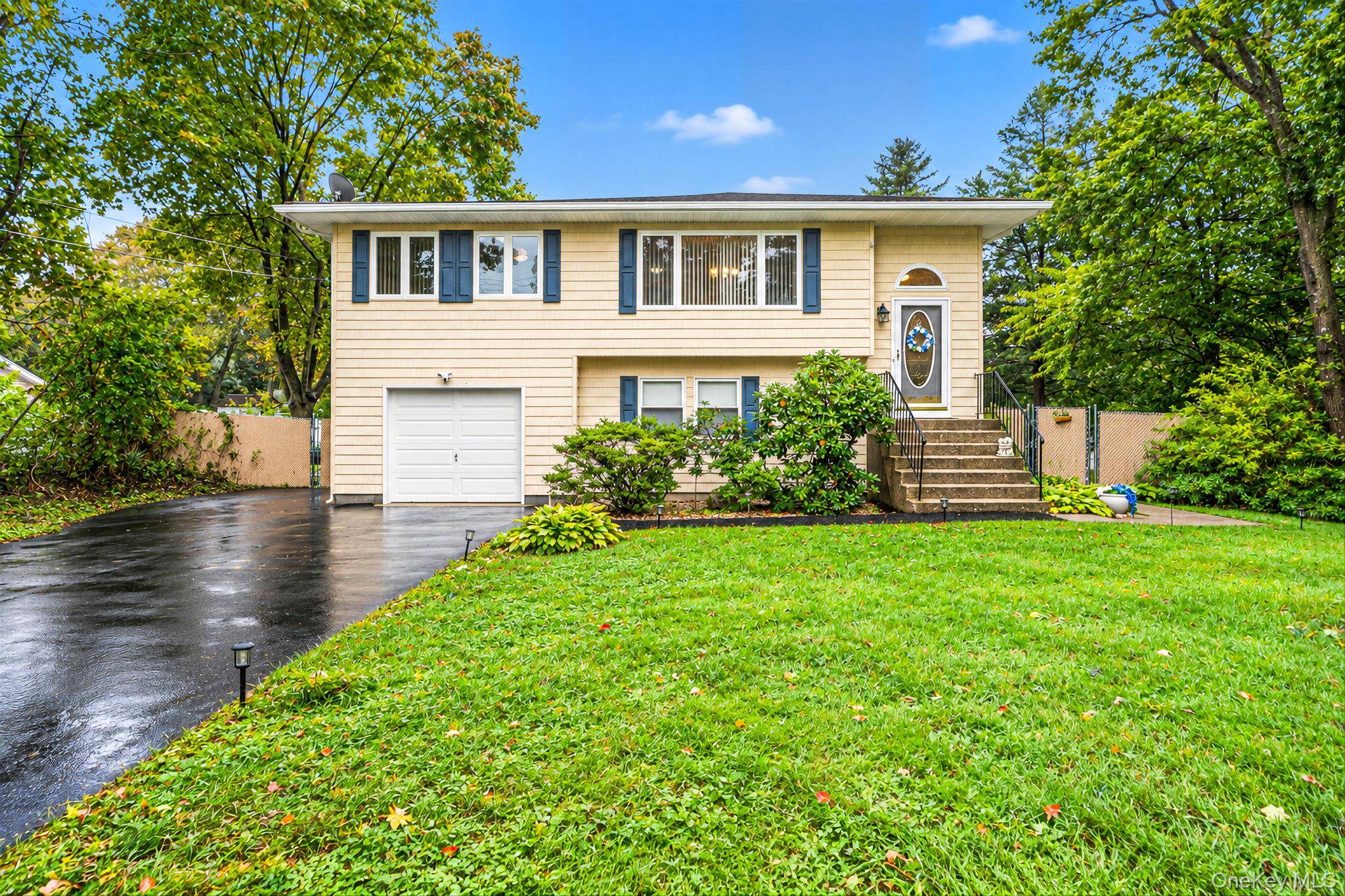 102 Robinson AVE, Medford, NY 11763