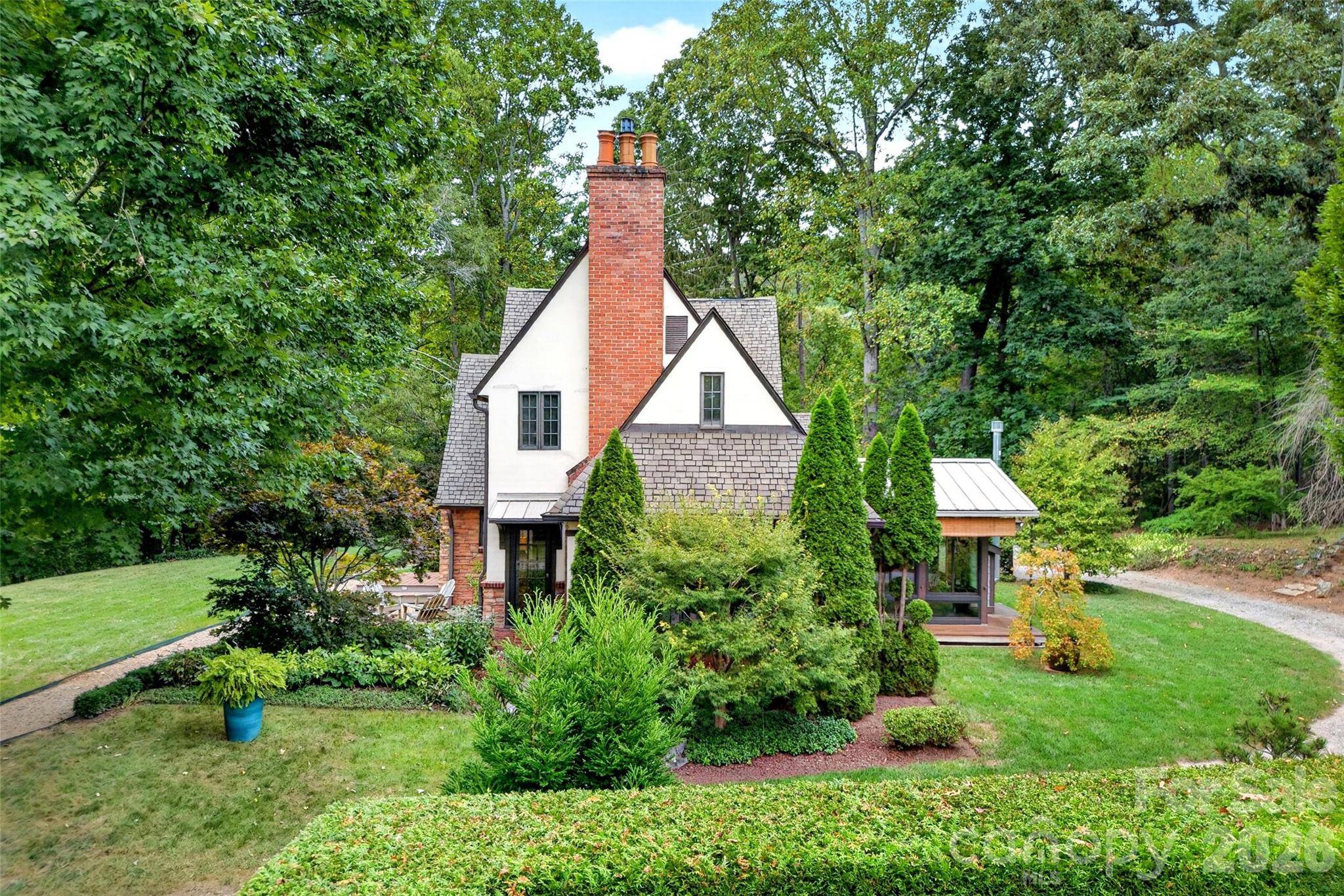 22 Manchester DR, Asheville, NC 28805
