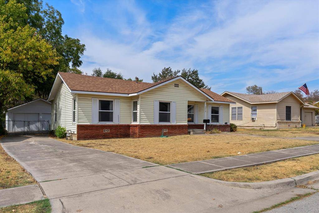 3513 Meadow Oaks Drive, Haltom City, TX 76117
