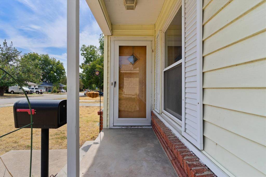 3513 Meadow Oaks Drive, Haltom City, TX 76117