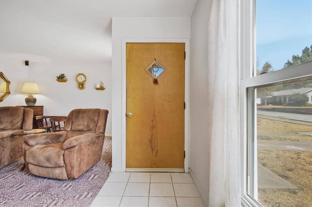 3513 Meadow Oaks Drive, Haltom City, TX 76117