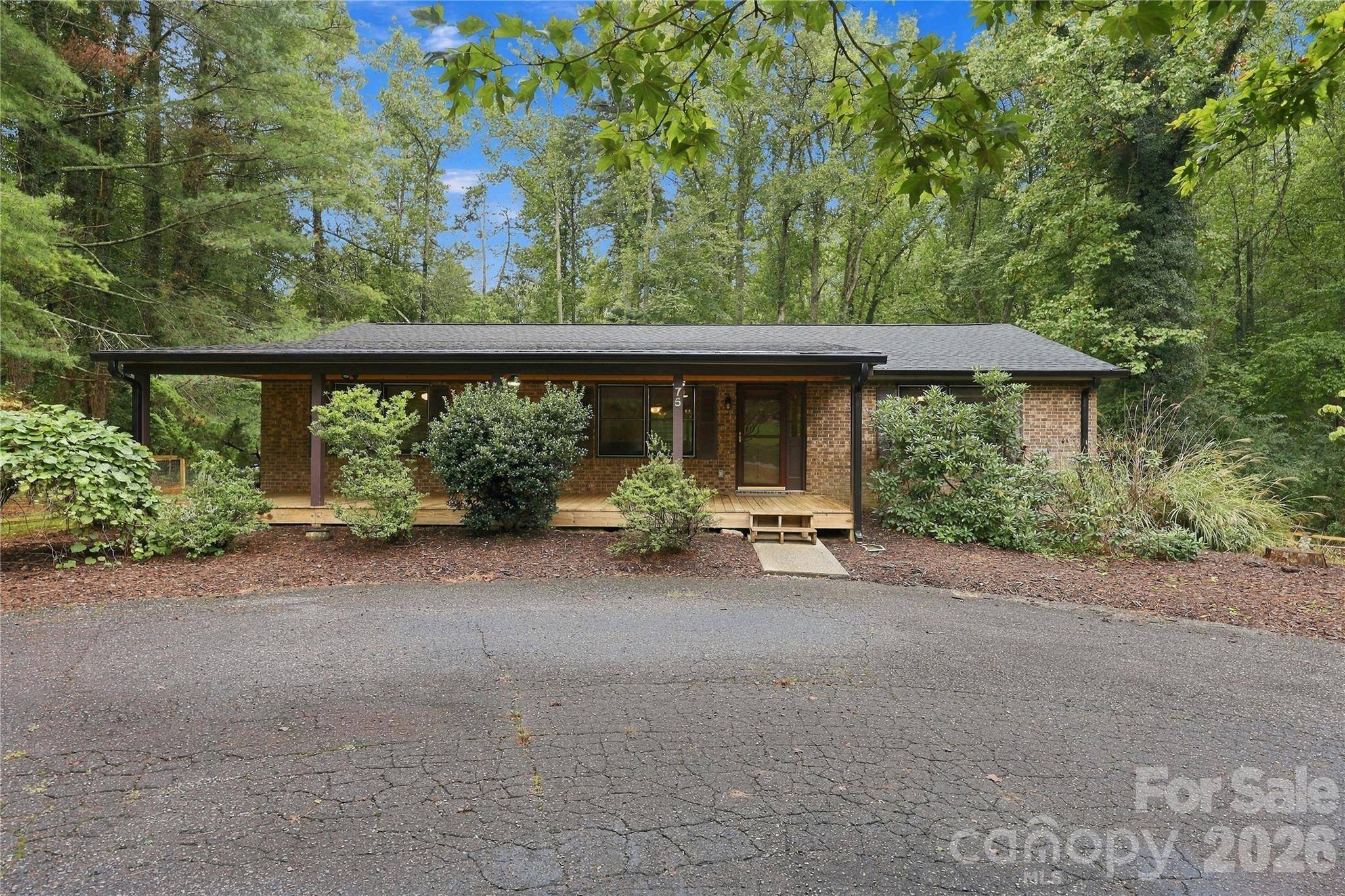 75 Crosswick LN, Hendersonville, NC 28739