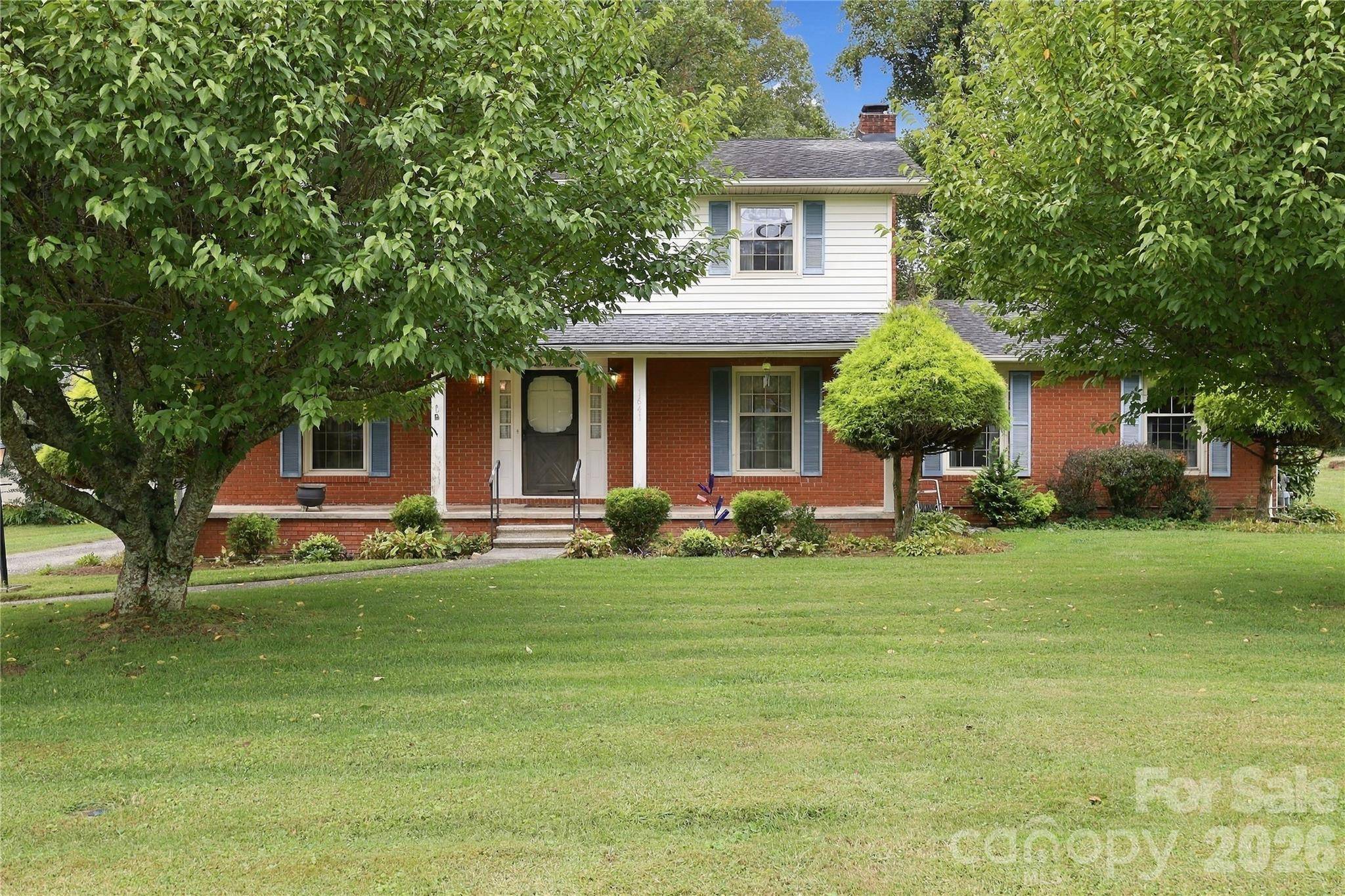 1641 Camelot DR, Hendersonville, NC 28739