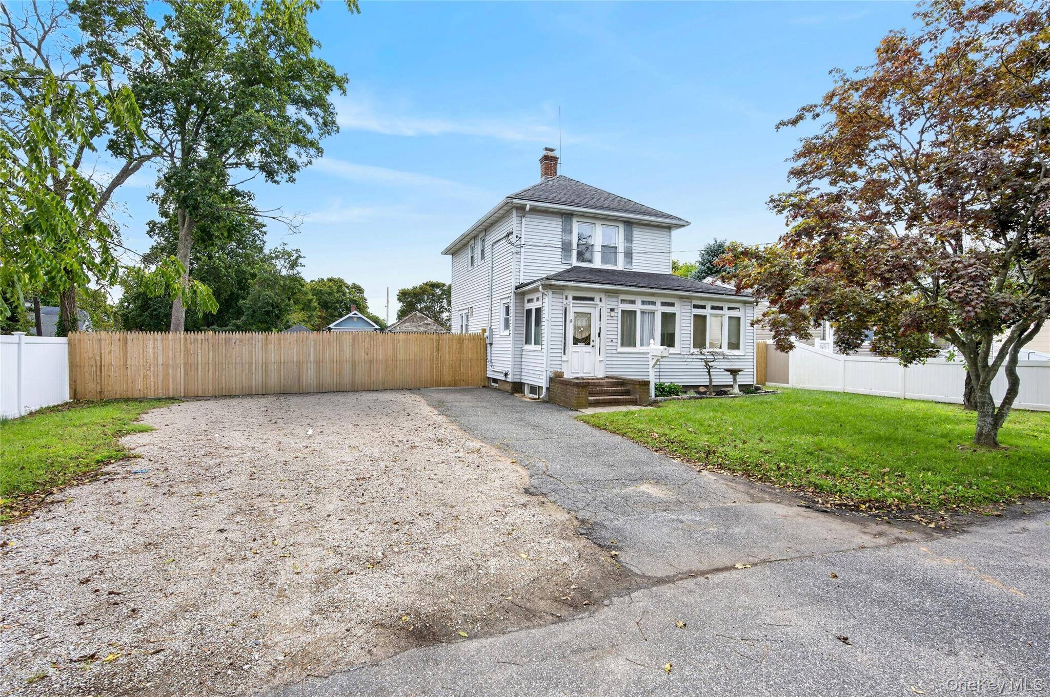 8 Juliet ST, Bay Shore, NY 11706