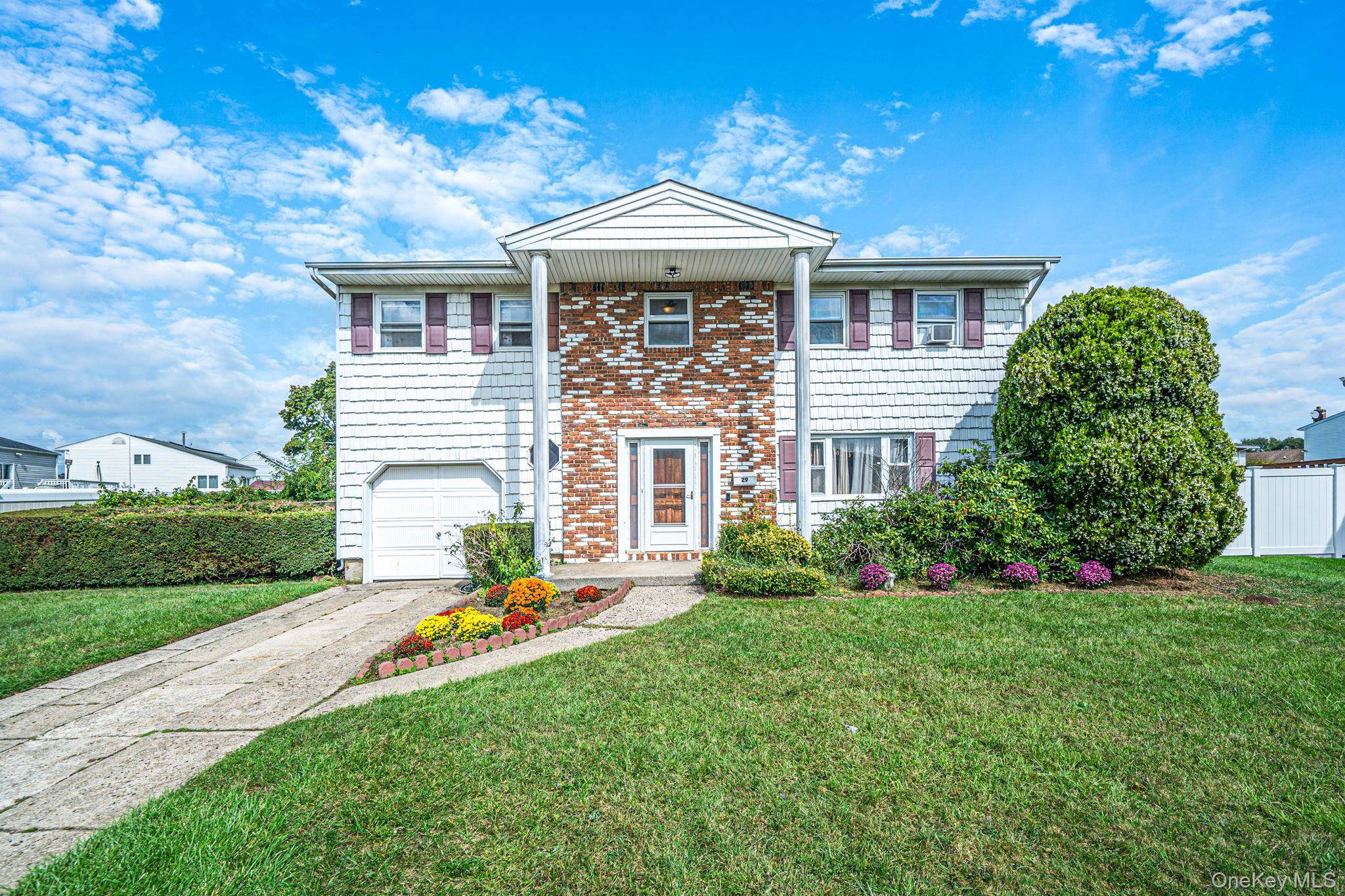 29 Sunshine LN, Amityville, NY 11701