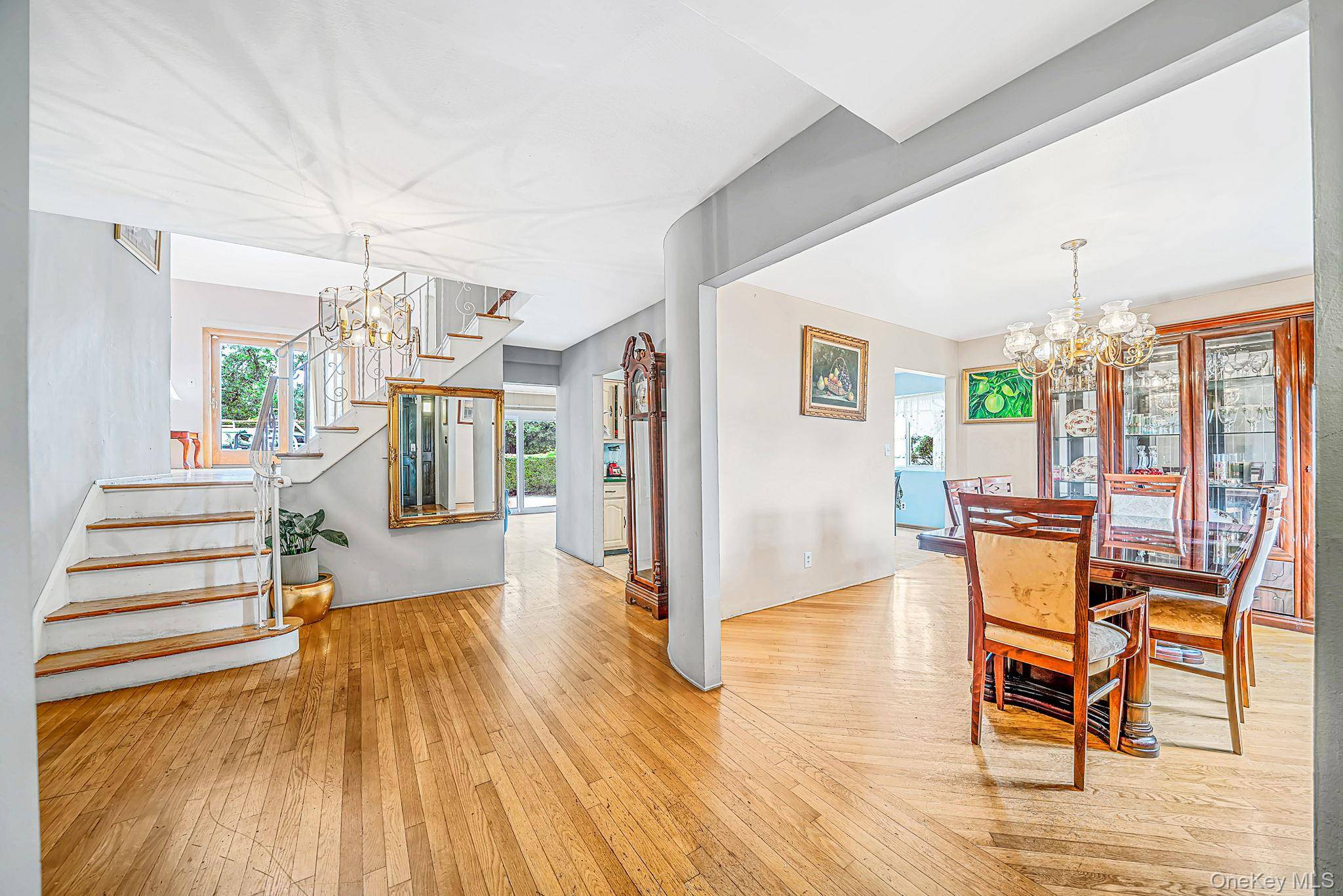29 Sunshine LN, Amityville, NY 11701