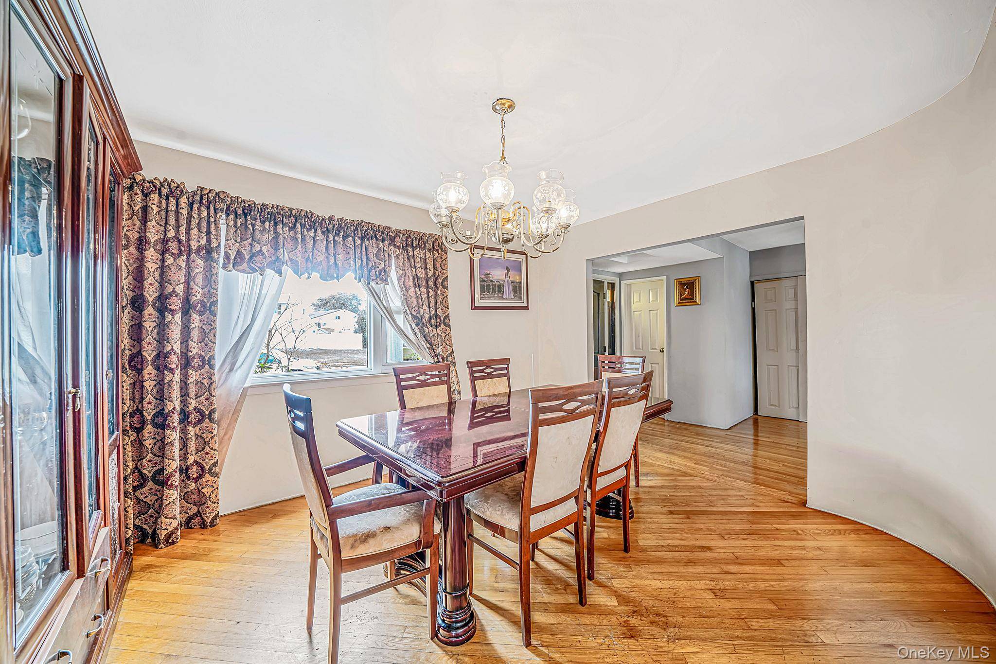 29 Sunshine LN, Amityville, NY 11701