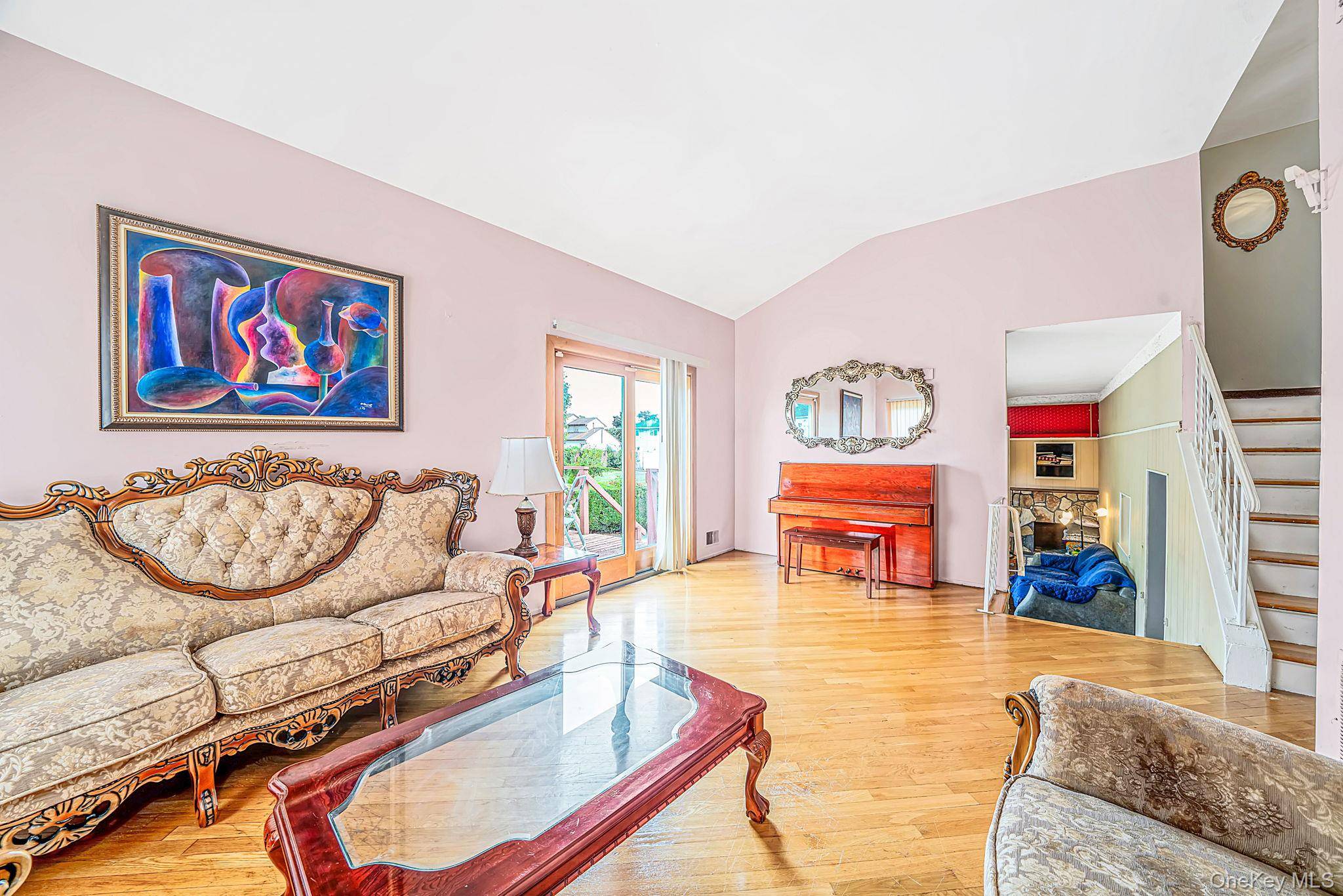 29 Sunshine LN, Amityville, NY 11701