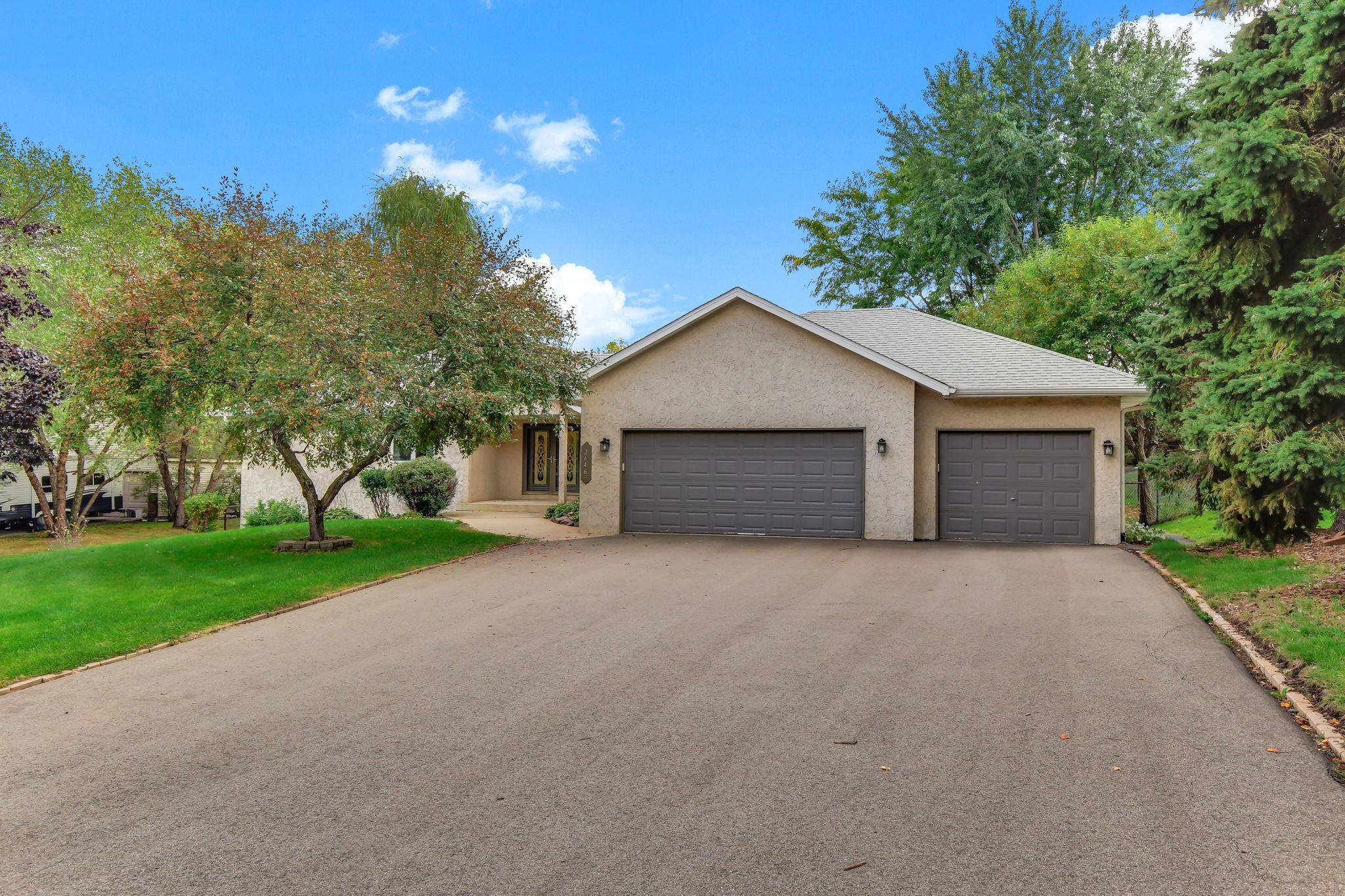 2646 Shadow LN, Chaska, MN 55318