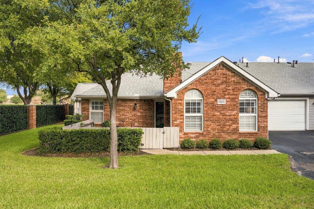 1002 Bridges Drive, Arlington, TX 76012