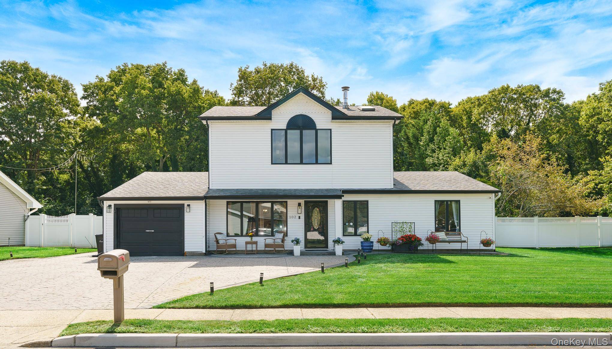 102 Inverness RD, Holbrook, NY 11741