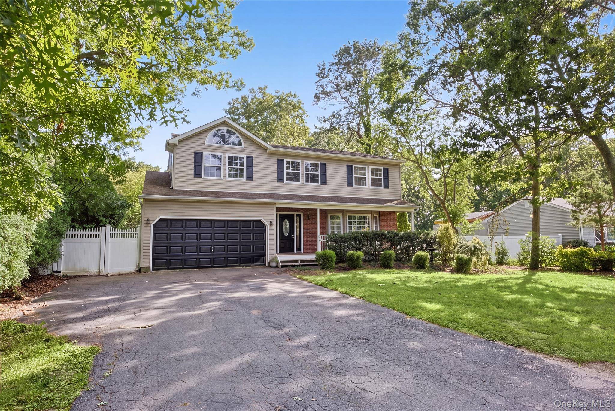 16 Jamaica AVE, Holtsville, NY 11742