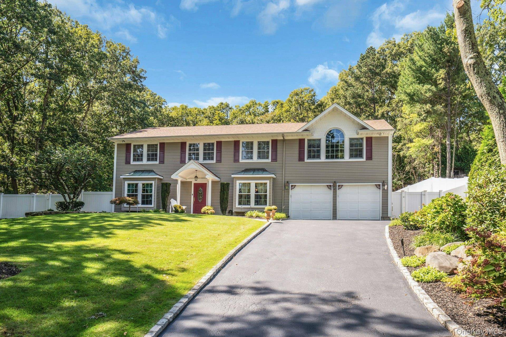 43 Stonehurst LN, Dix Hills, NY 11746