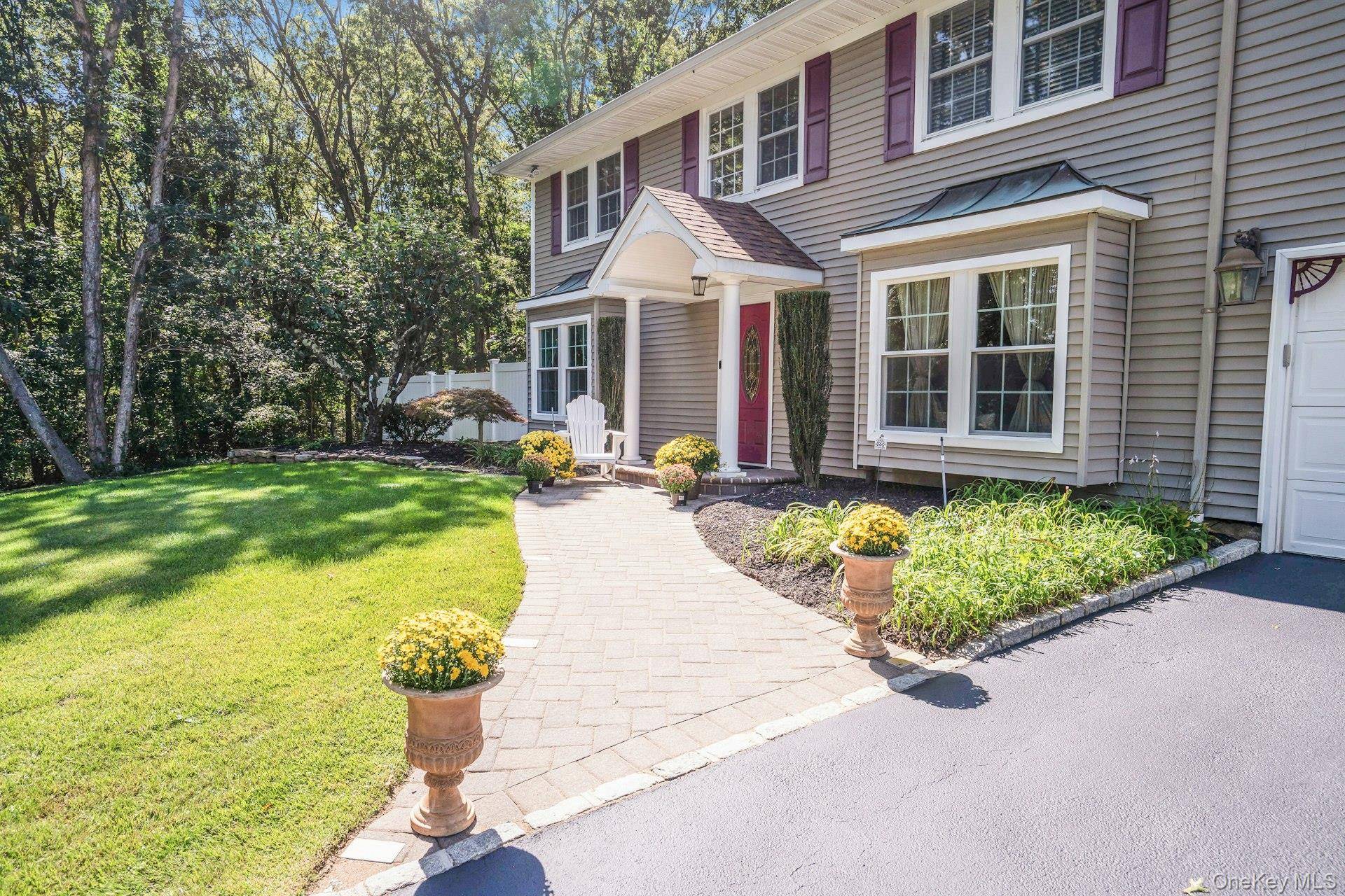 43 Stonehurst LN, Dix Hills, NY 11746