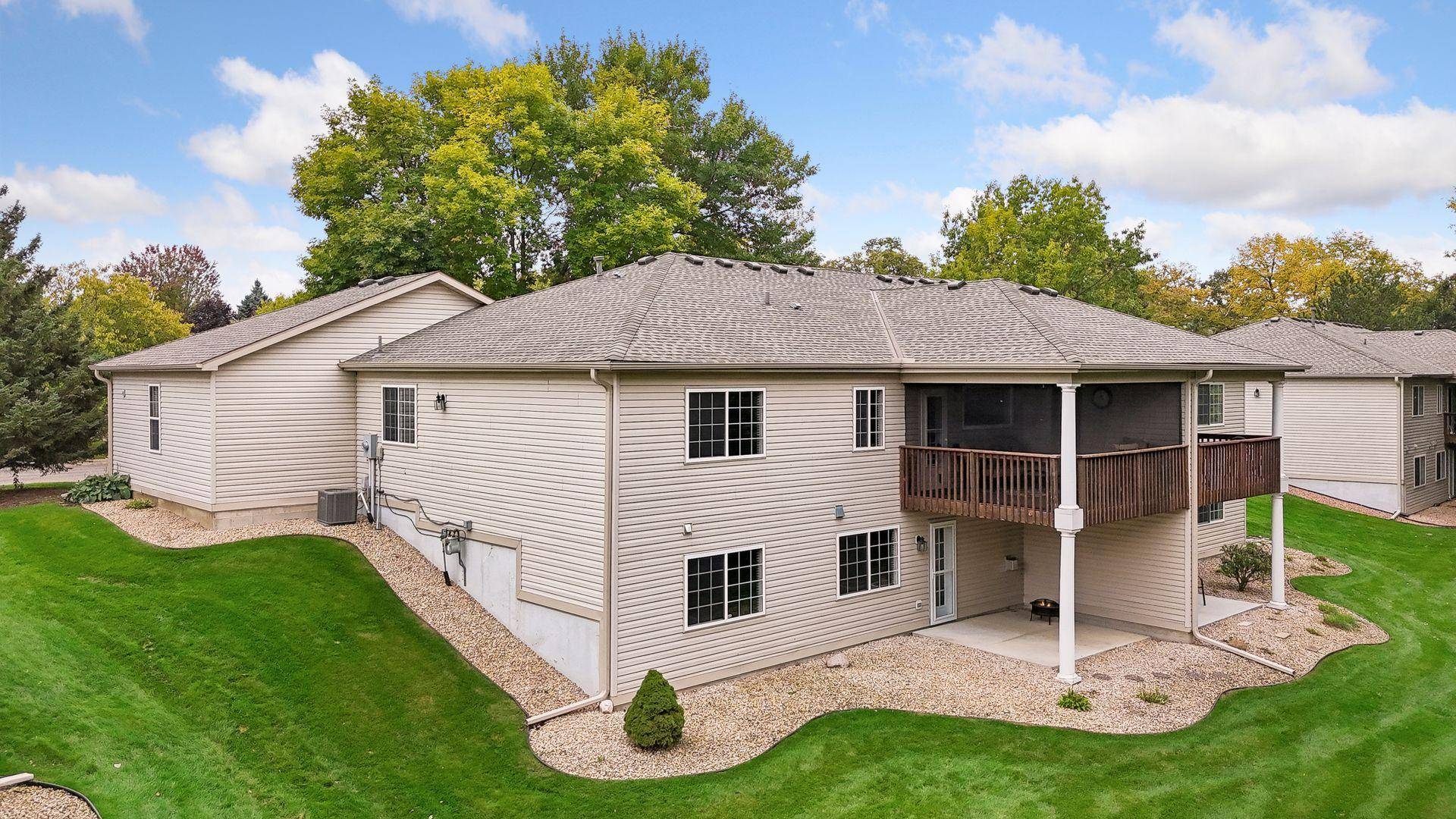 980 Carriage LN, Chaska, MN 55318