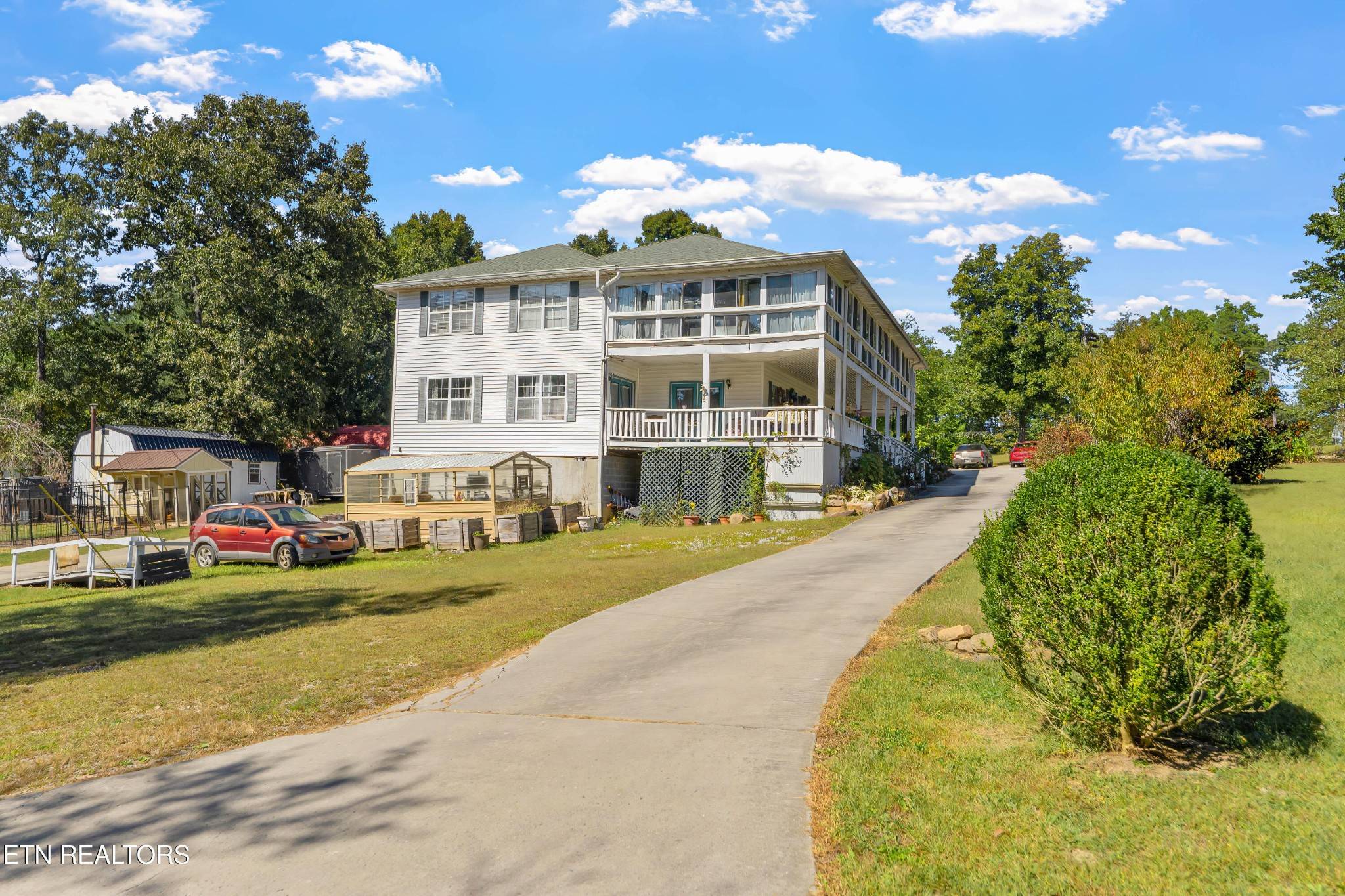 34 Rozzel Rd, Pikeville, TN 37367