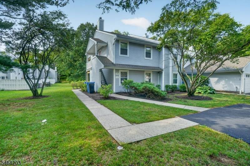 51 Woodmere Dr, Sayreville Boro, NJ 08859