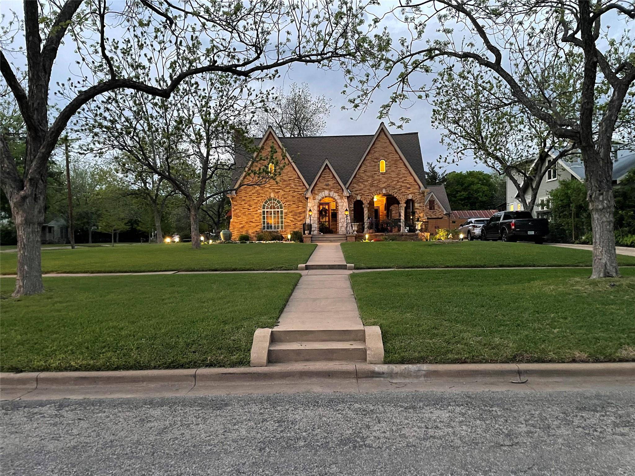 710 W 11th ST, Taylor, TX 76574
