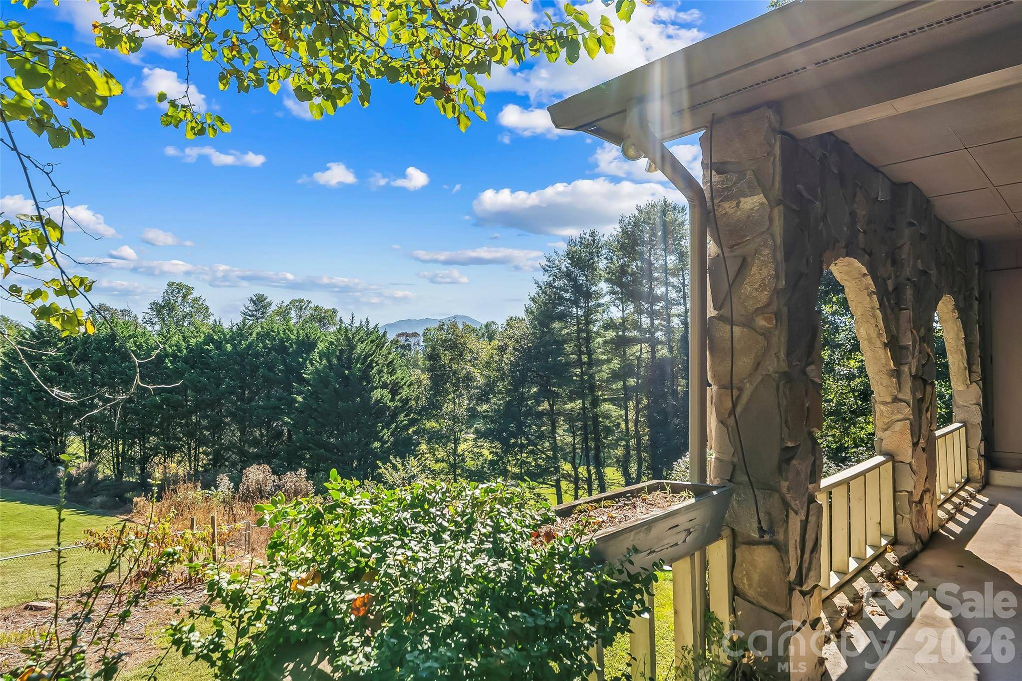 75 Bluebird LN, Waynesville, NC 28785
