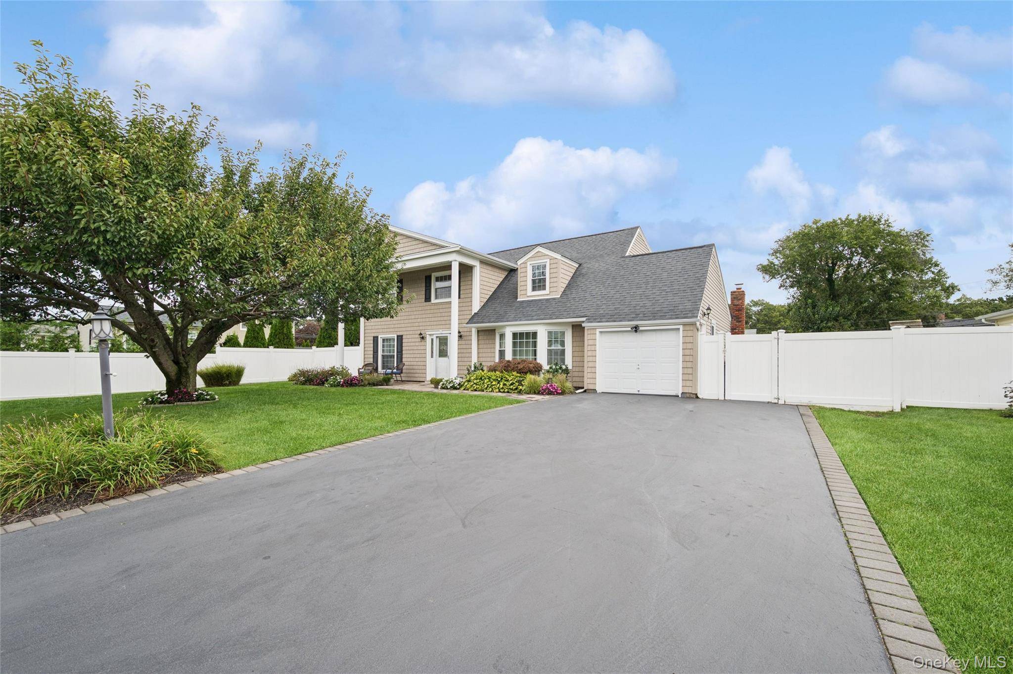 181 Cirrus RD, Holbrook, NY 11741