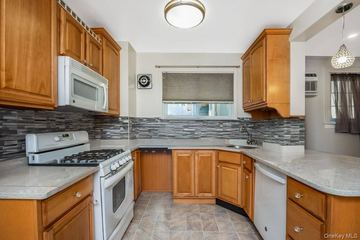 78-22 79th LN, Glendale, NY 11385