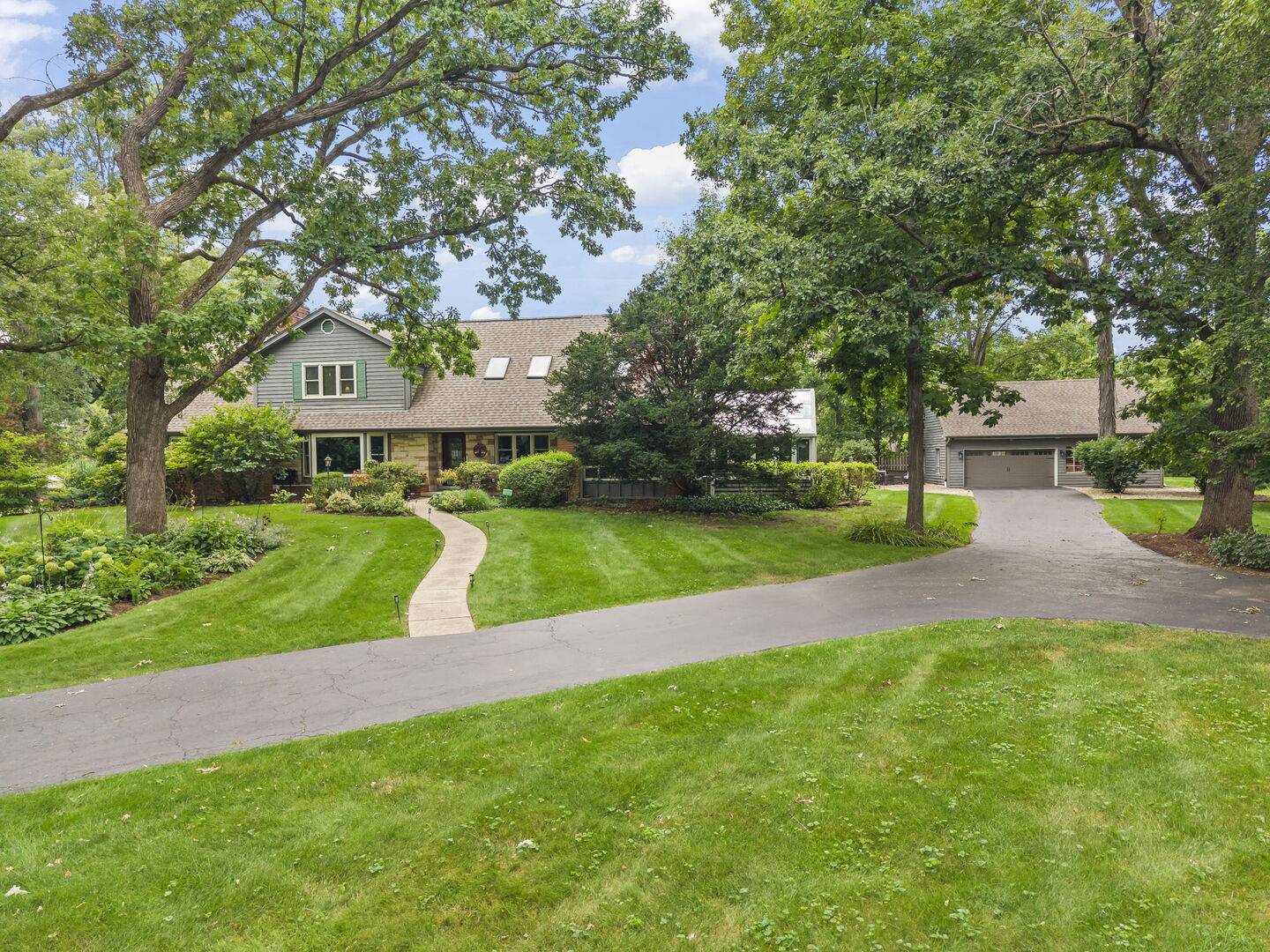 27W118 Cove LN, Warrenville, IL 60555