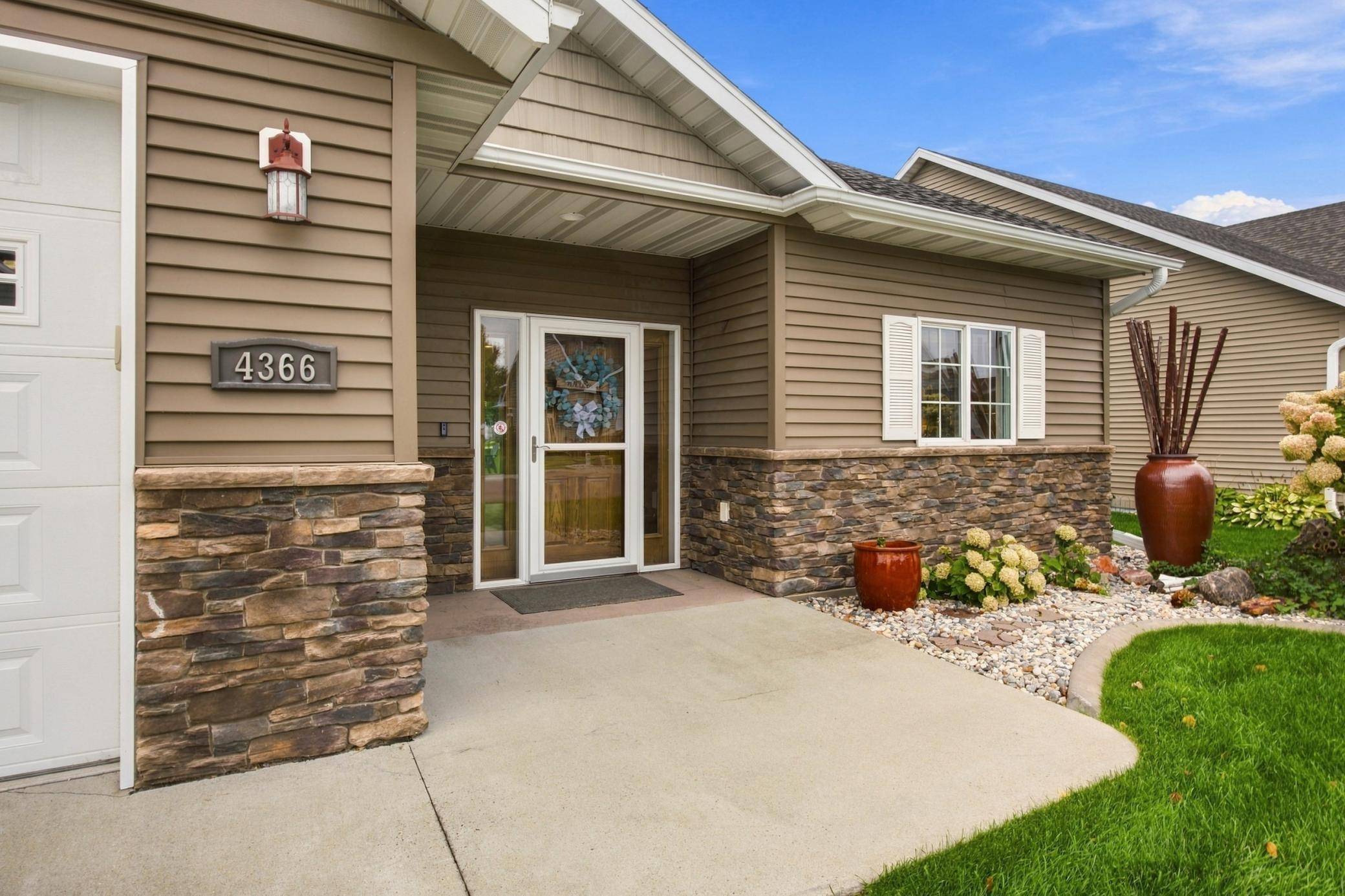 4366 Redwood LN S, Fargo, ND 58104