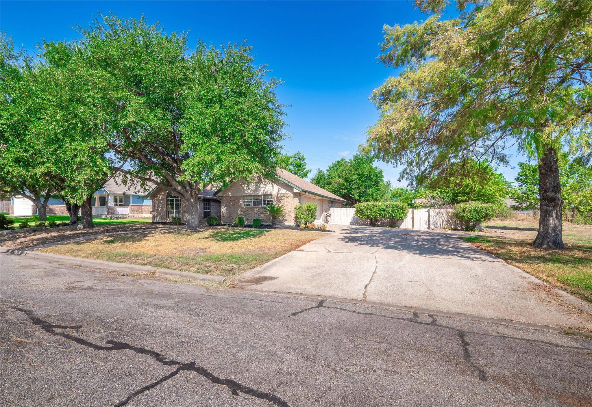 1710 Oaklawn DR, Taylor, TX 76574