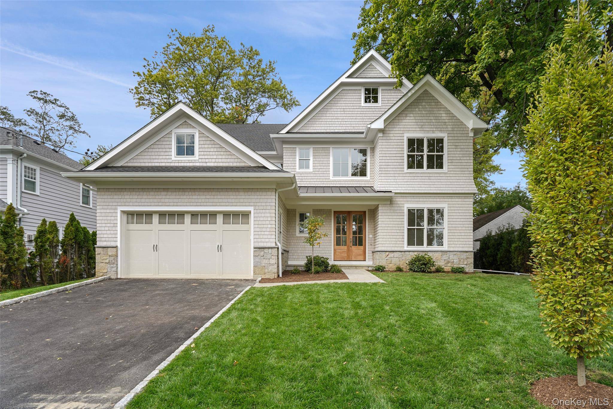 8 Crest LN, Scarsdale, NY 10583