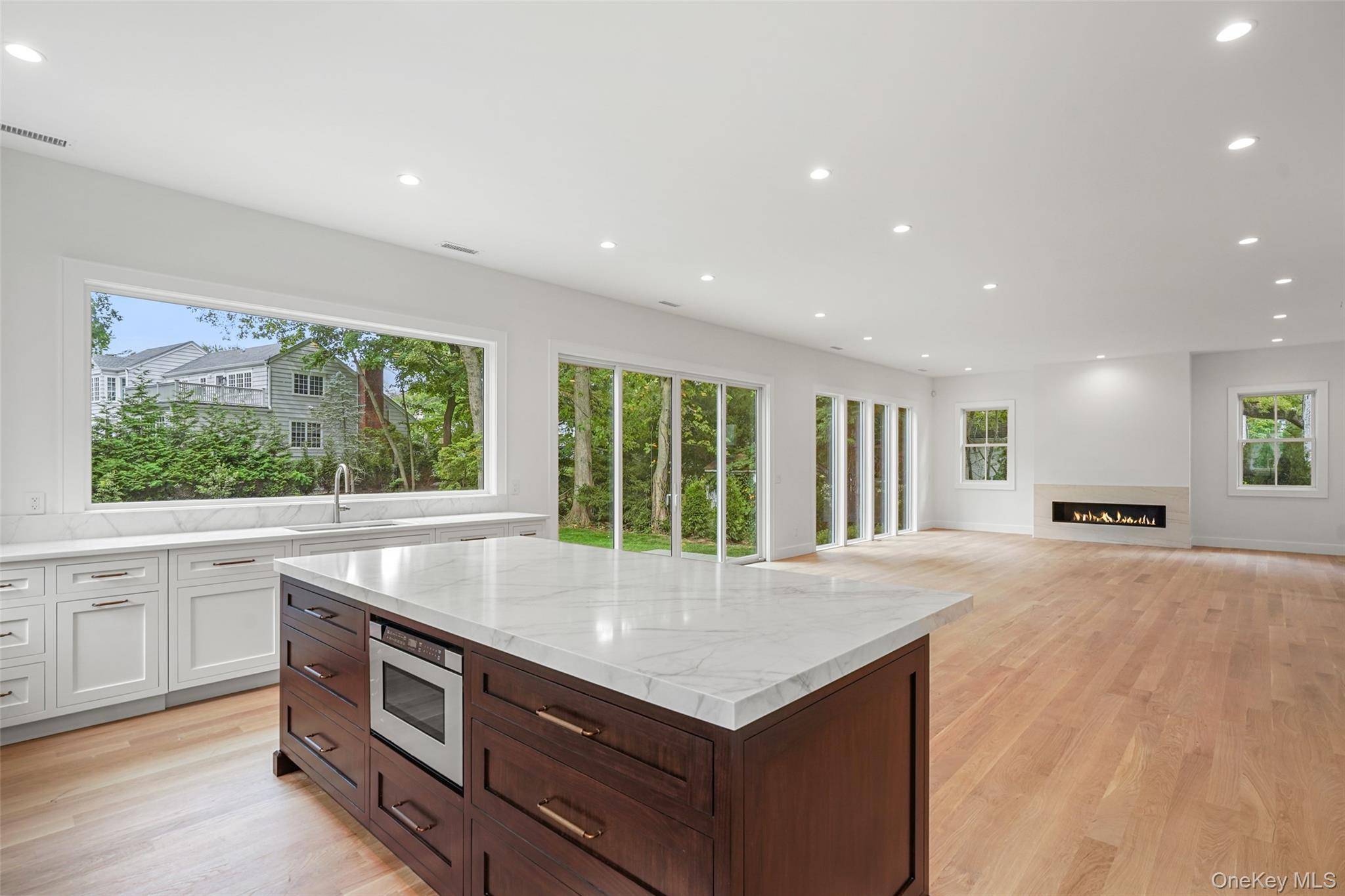 8 Crest LN, Scarsdale, NY 10583