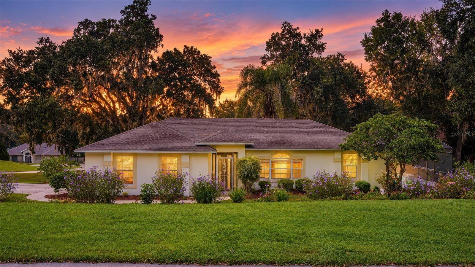 211 HANGING MOSS LN, Lady Lake, FL 32159