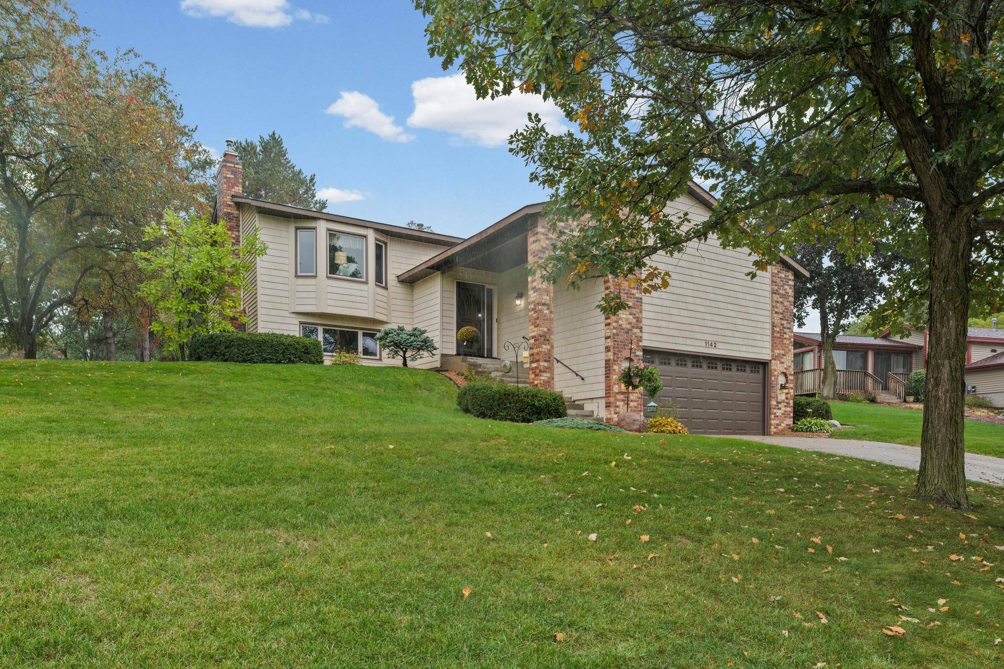 1142 Parkview LN, Eagan, MN 55123