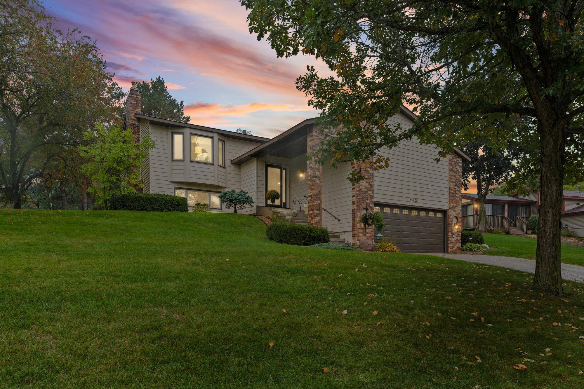 1142 Parkview LN, Eagan, MN 55123