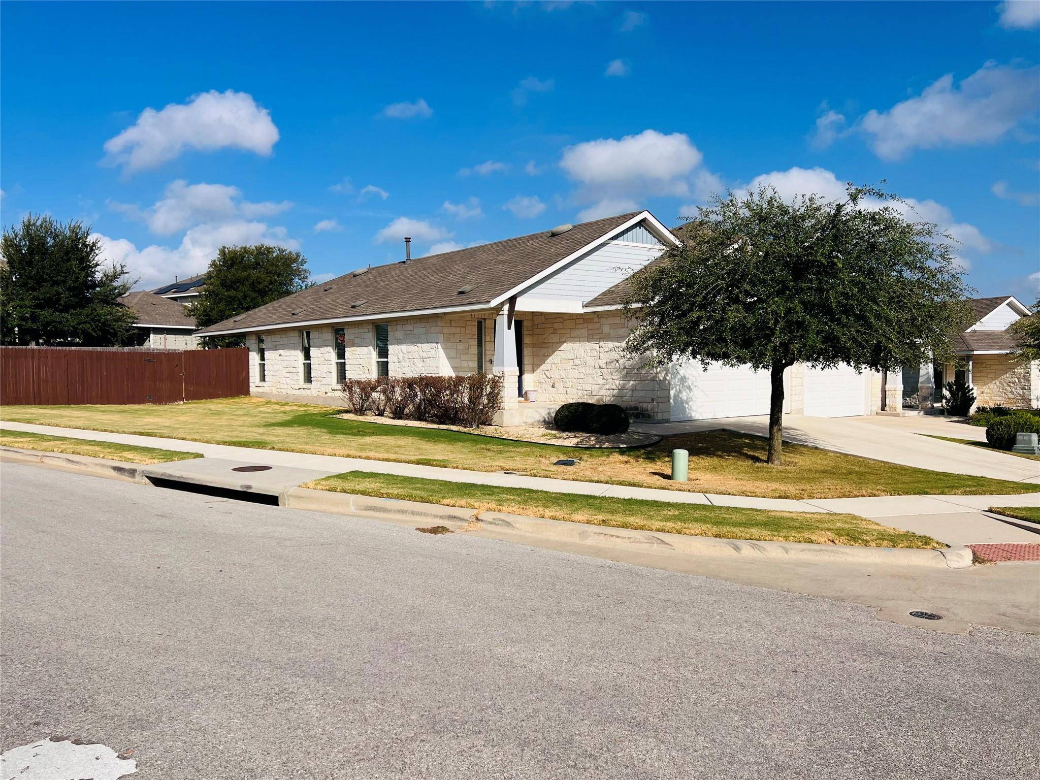 201 Oakstone DR, Georgetown, TX 78628