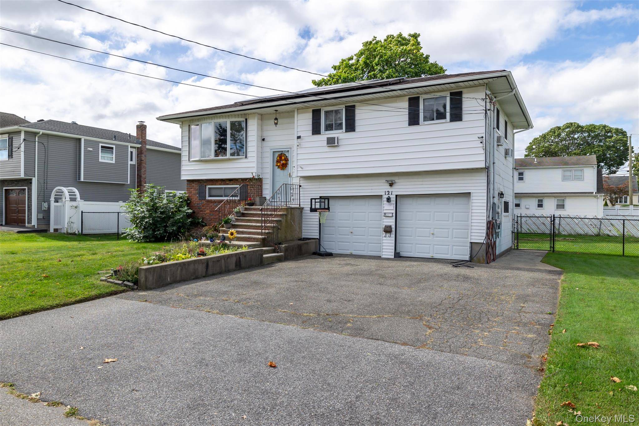 121 W Lake DR, Lindenhurst, NY 11757