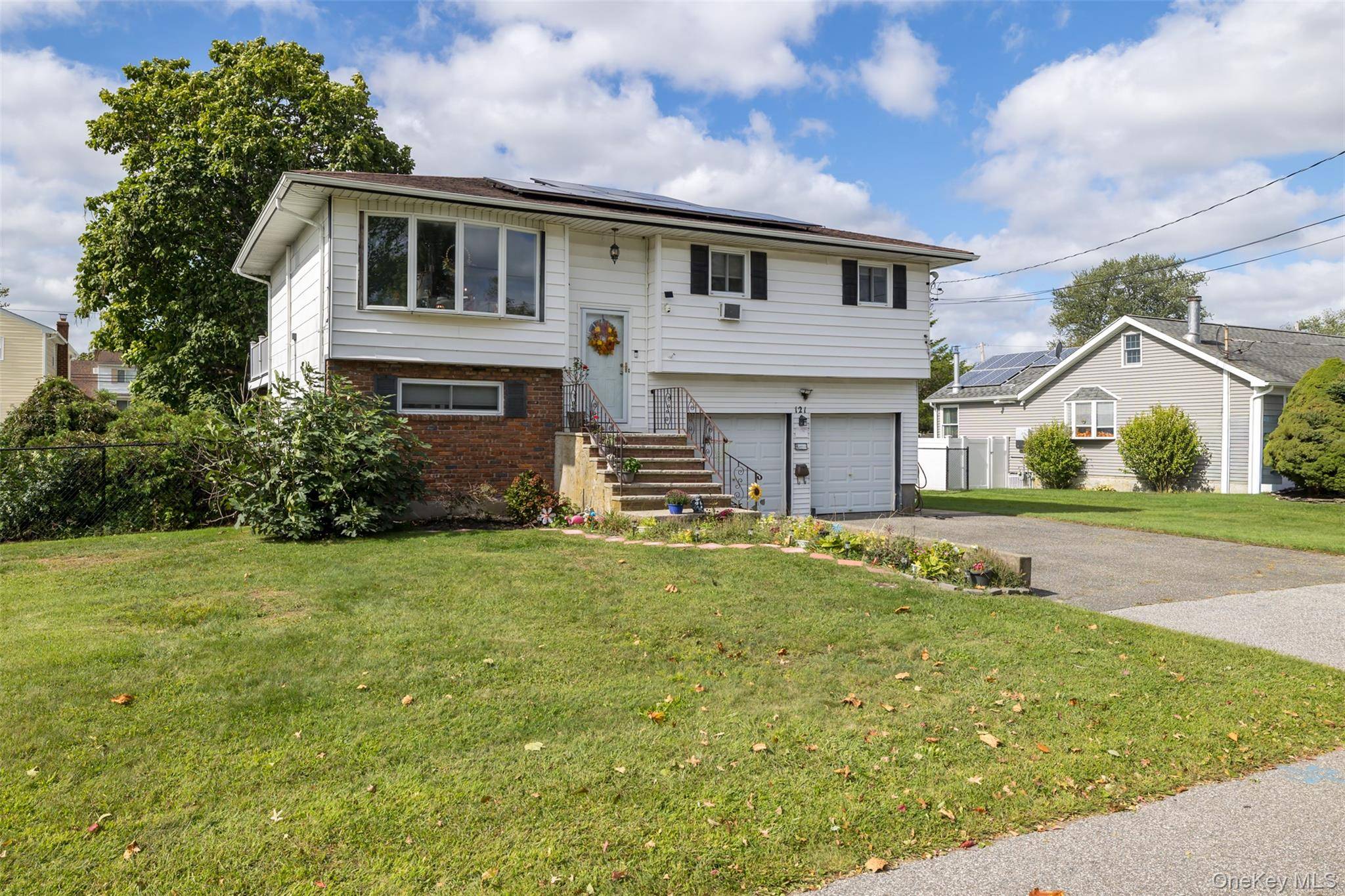 121 W Lake DR, Lindenhurst, NY 11757