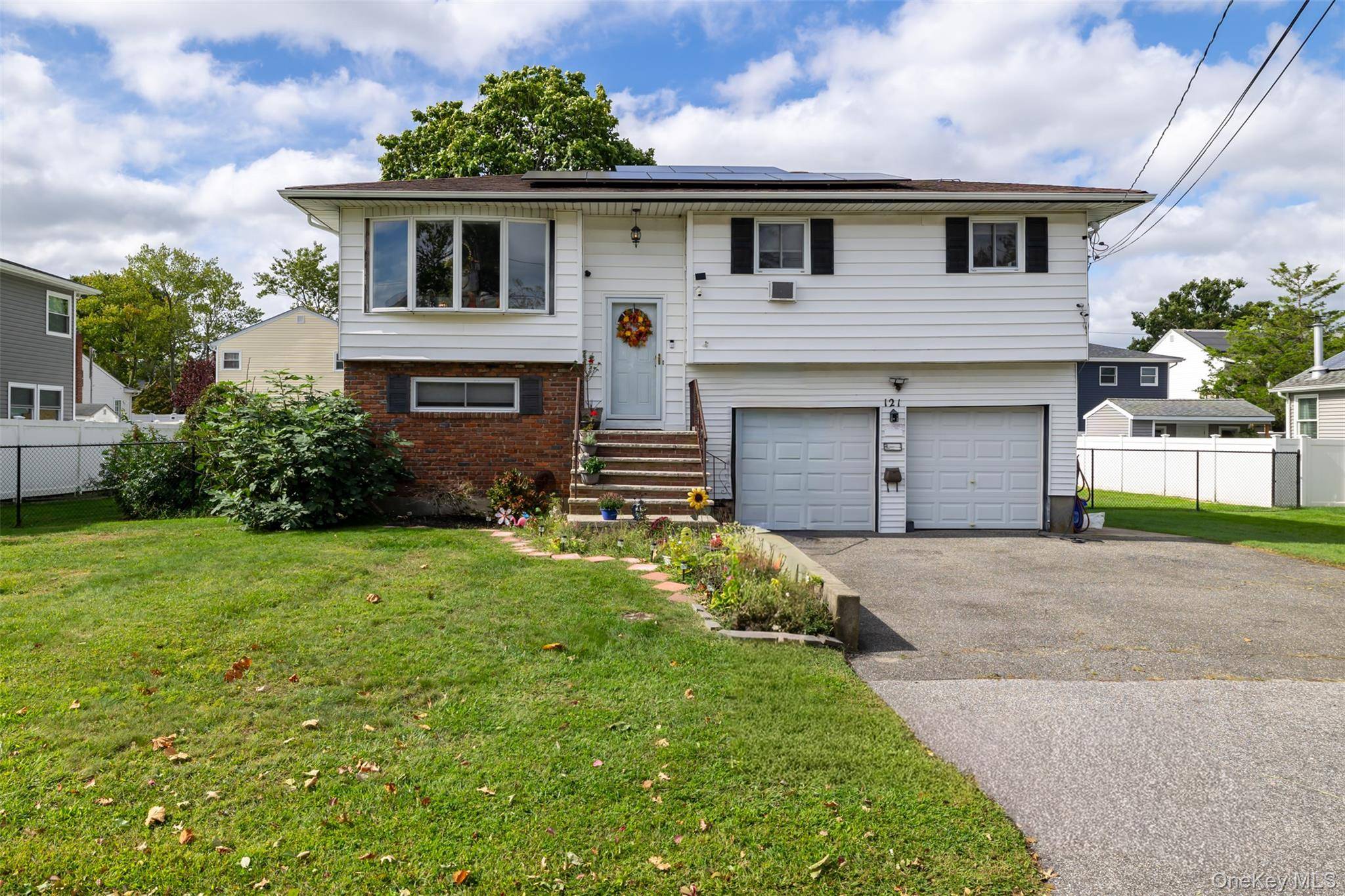 121 W Lake DR, Lindenhurst, NY 11757