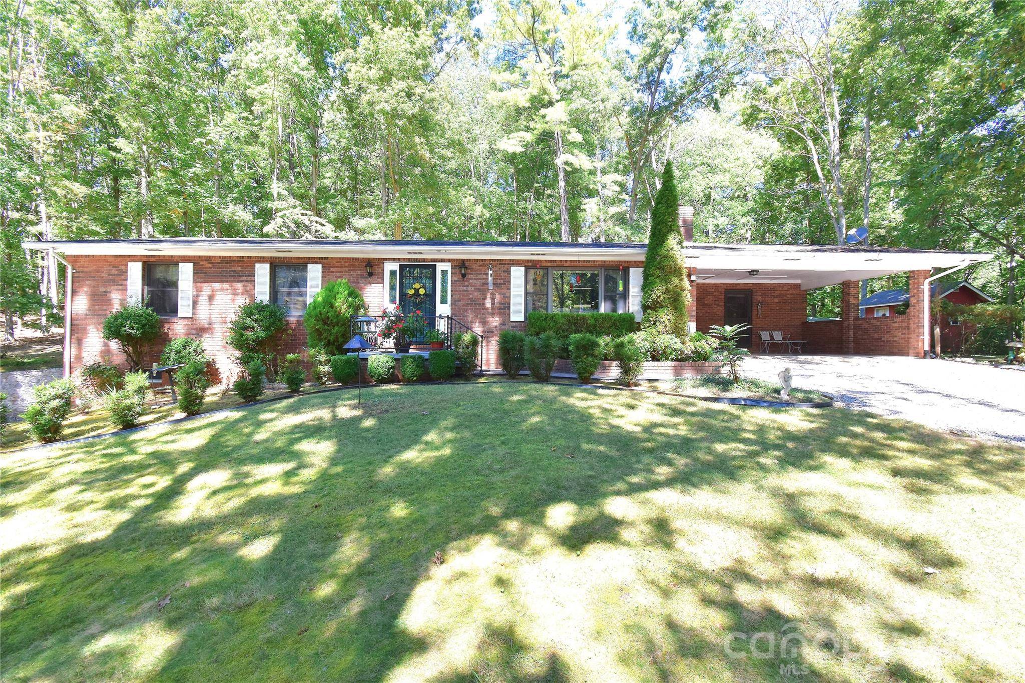 39 Maynard RD, Candler, NC 28715