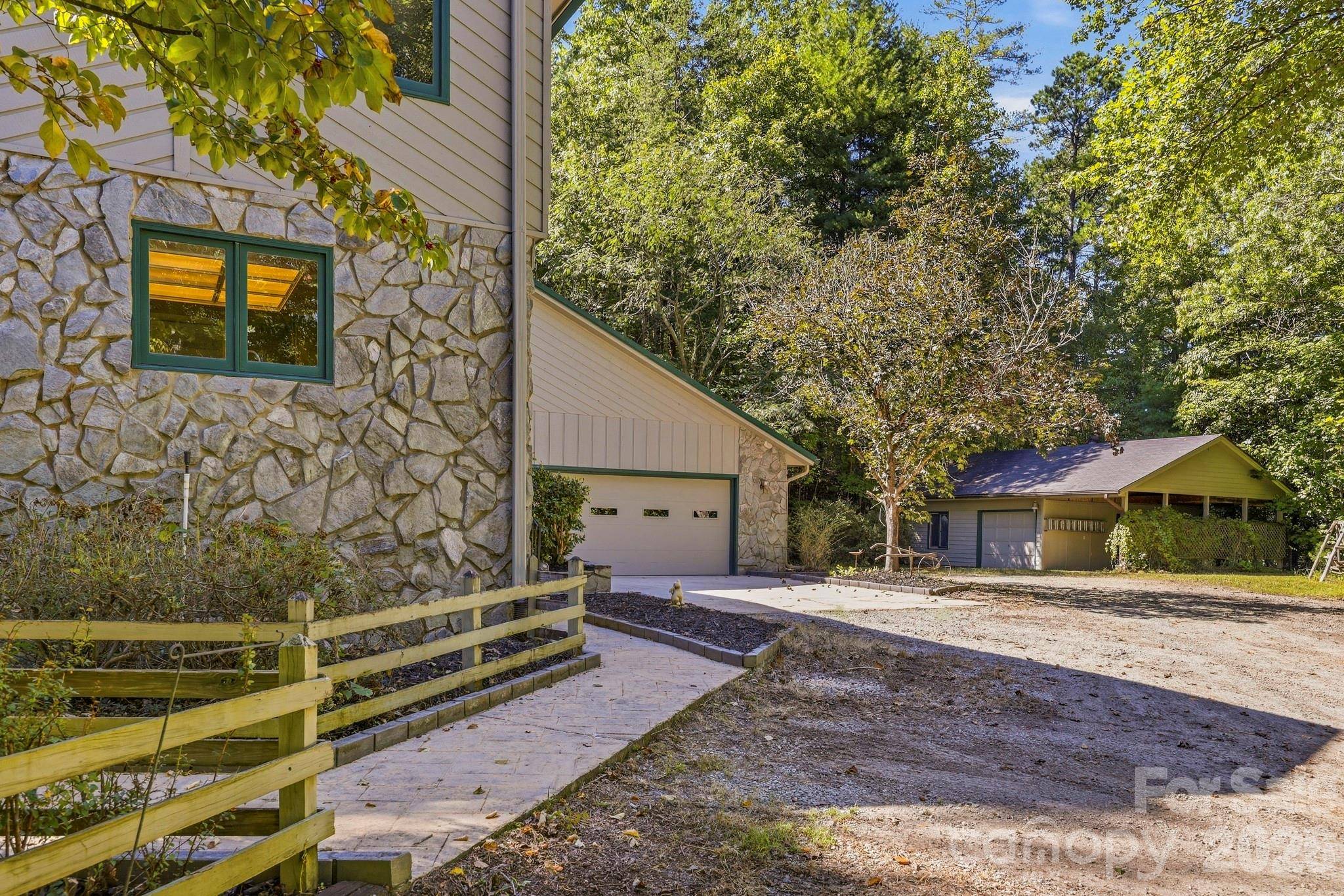 124 Moss Hill LN, Lake Lure, NC 28746