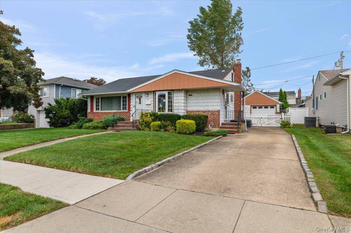 41 Cornell LN, Hicksville, NY 11801