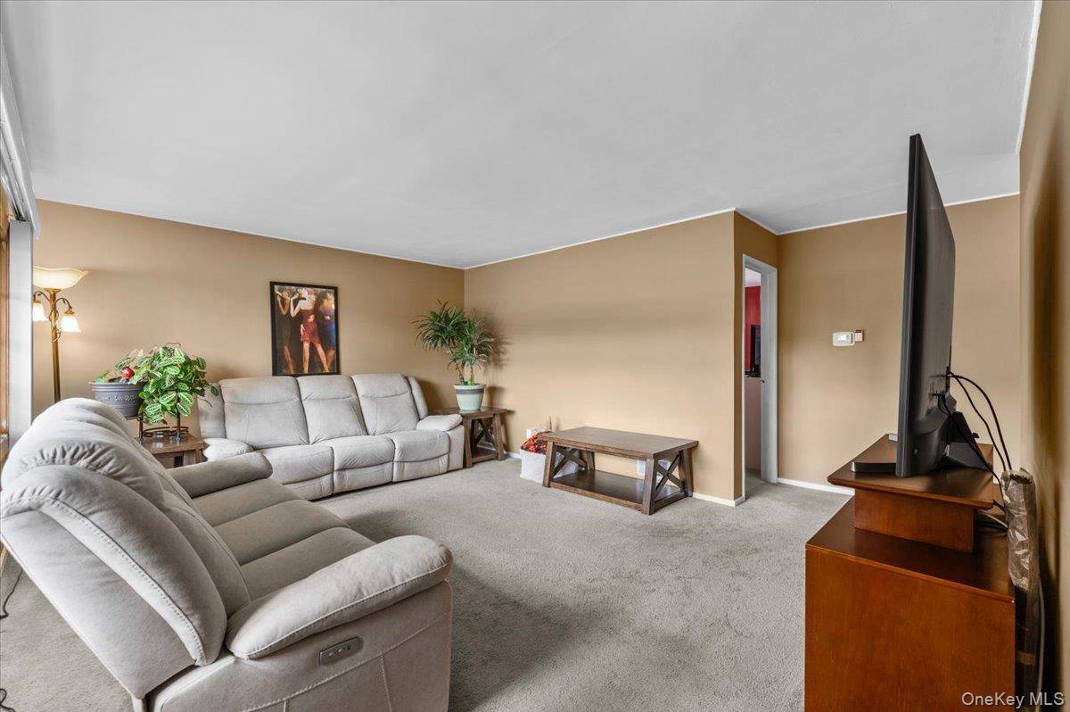 41 Cornell LN, Hicksville, NY 11801
