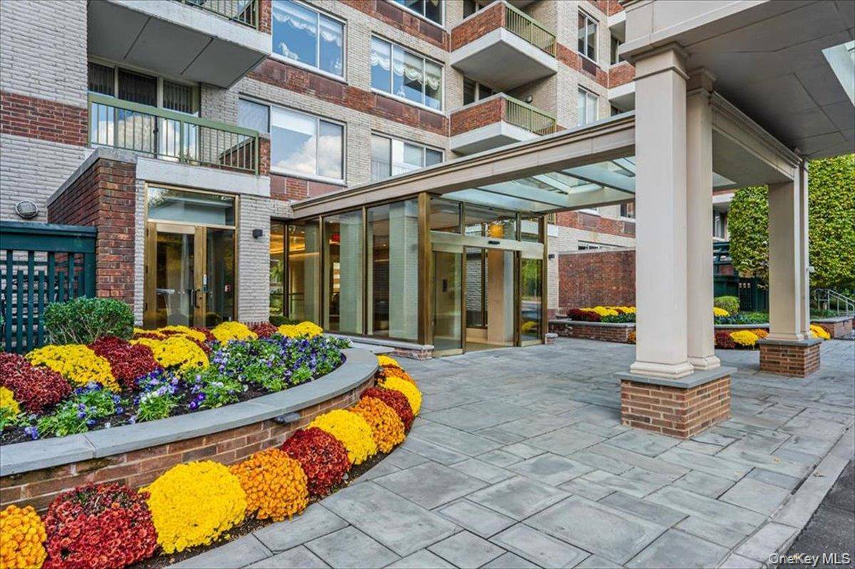 100 Hilton AVE #806, Garden City, NY 11530