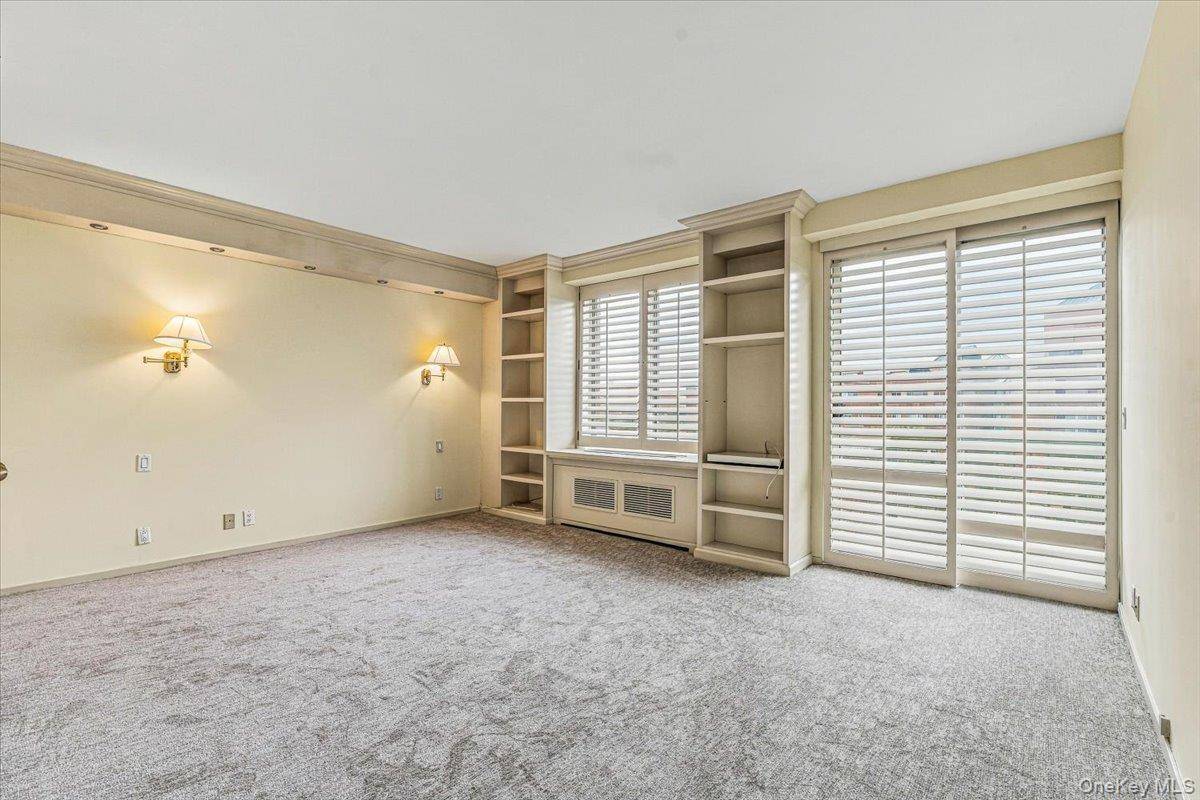 100 Hilton AVE #806, Garden City, NY 11530