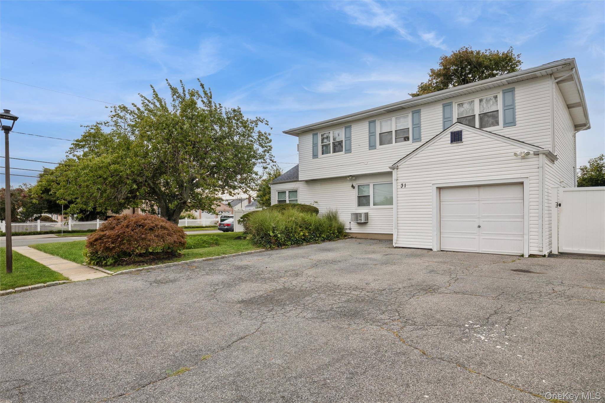 31 E June ST, Lindenhurst, NY 11757