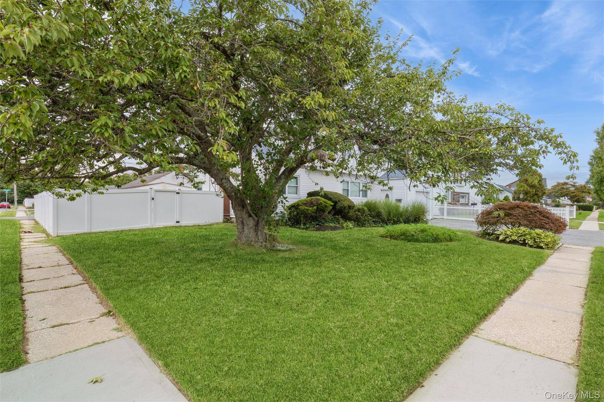 31 E June ST, Lindenhurst, NY 11757