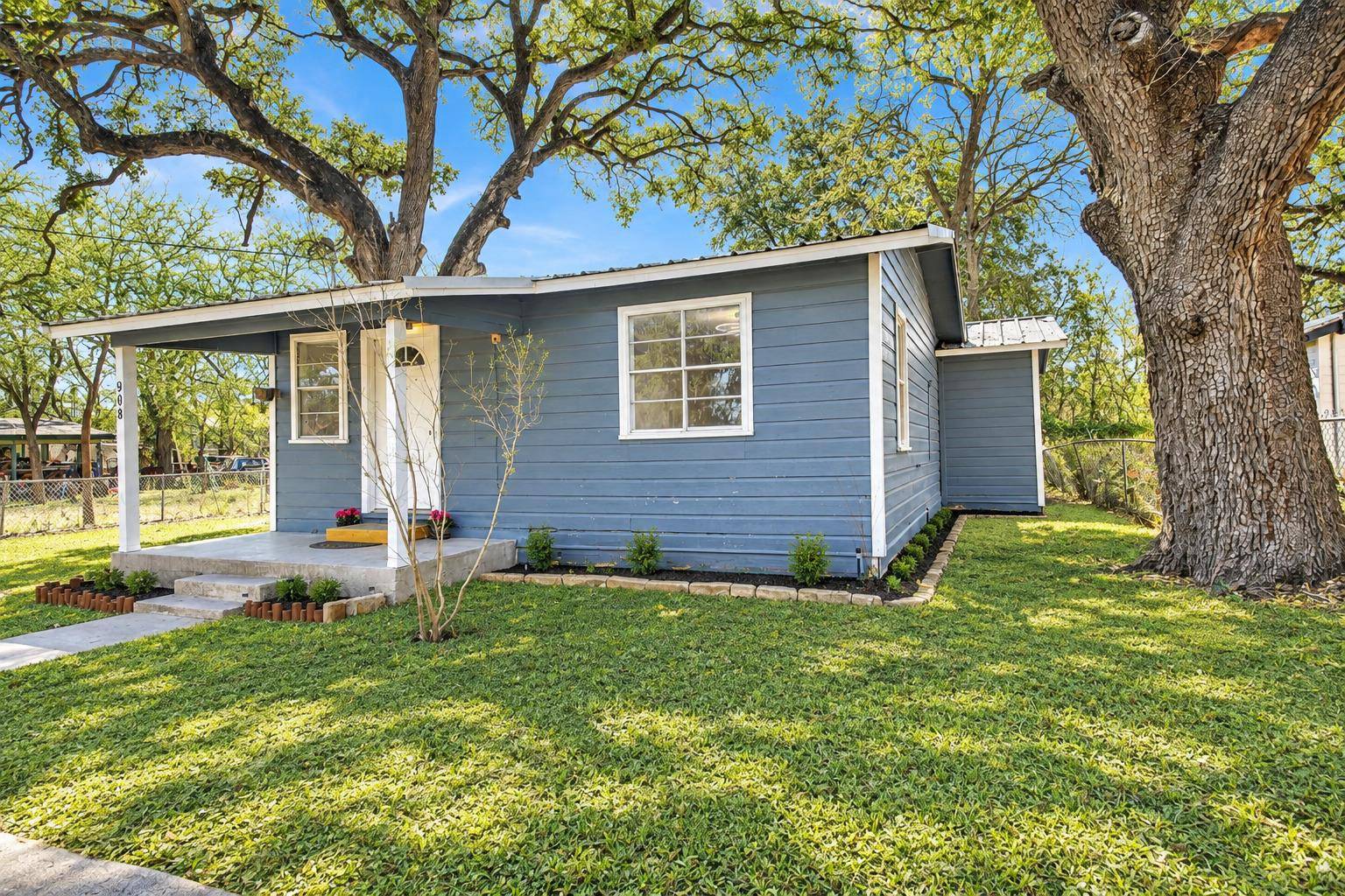 908 Tank ST, Lockhart, TX 78644