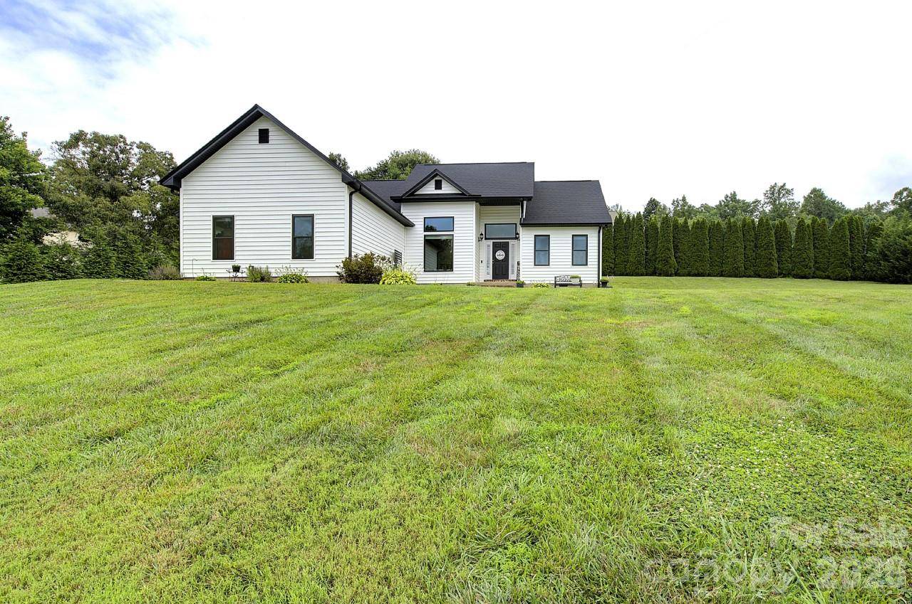 60 Golden LN, Leicester, NC 28748